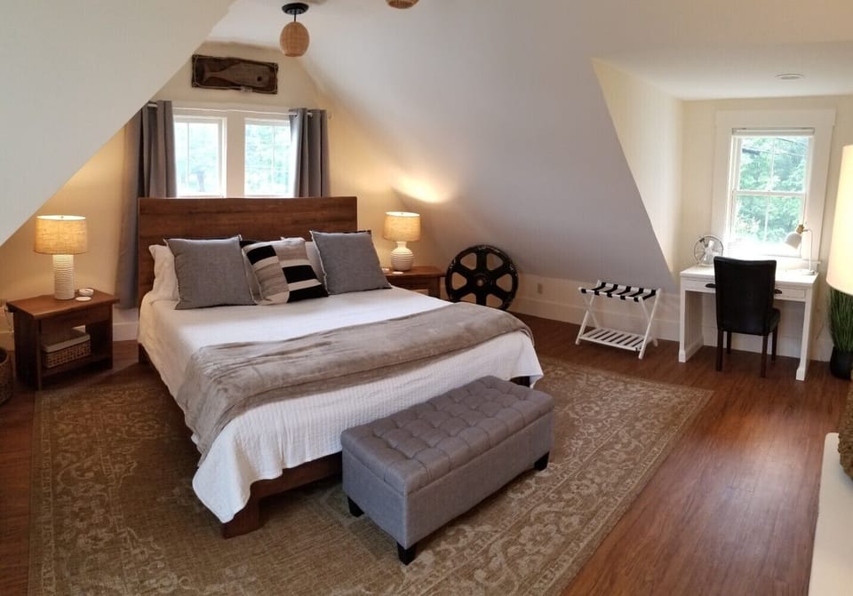 Suite, 1 King Bed | Iron/ironing board, free WiFi, bed sheets