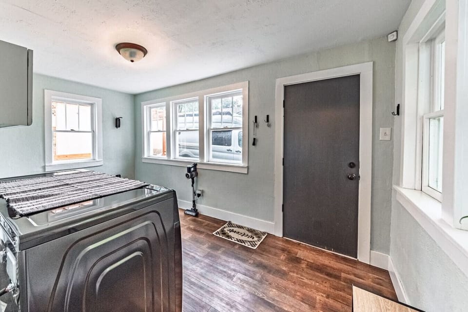 Mud Room w/washer and dryer