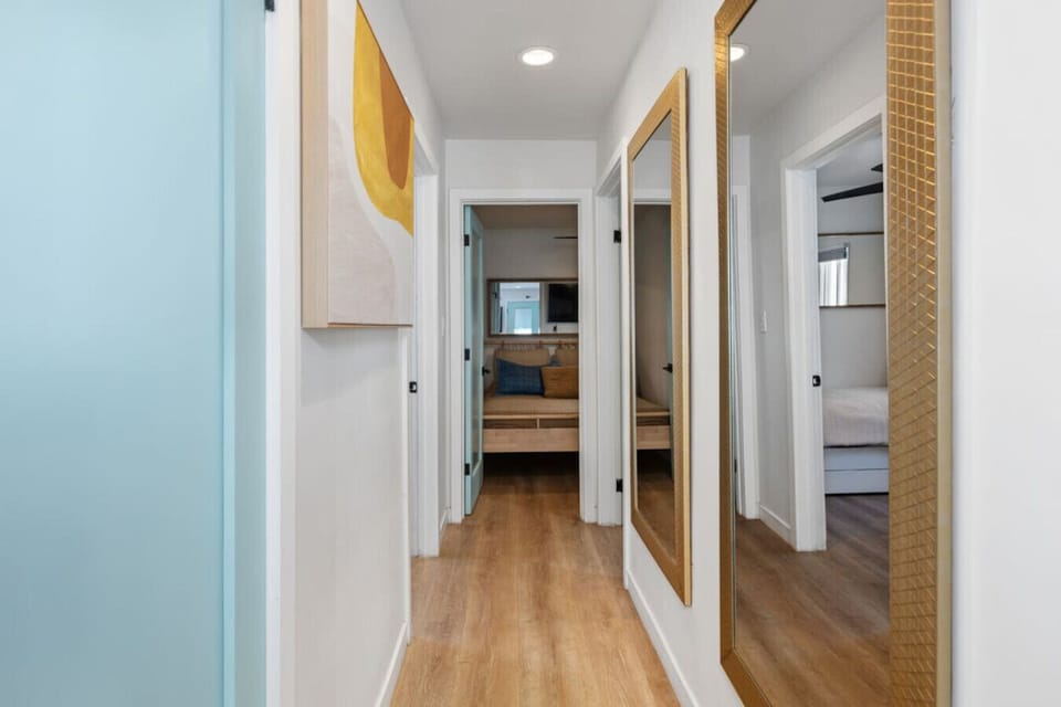 Hallway going to the bedrooms.
