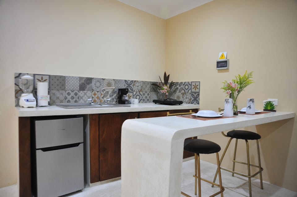 Family Triple Room | Private kitchen | Shared fridge, paper towels