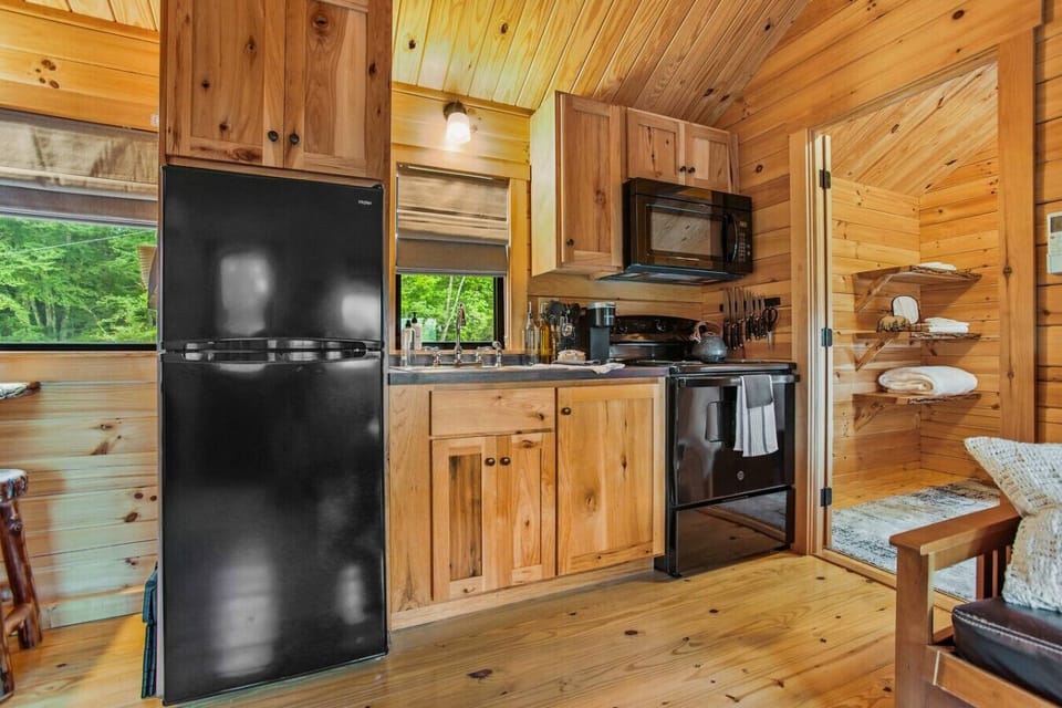 Full kitchen ready for your imagination.