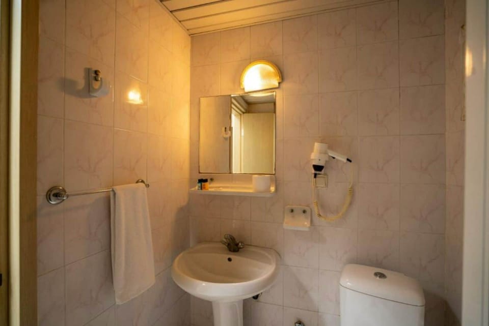 Family Room | Bathroom | Hair dryer, towels, soap, shampoo