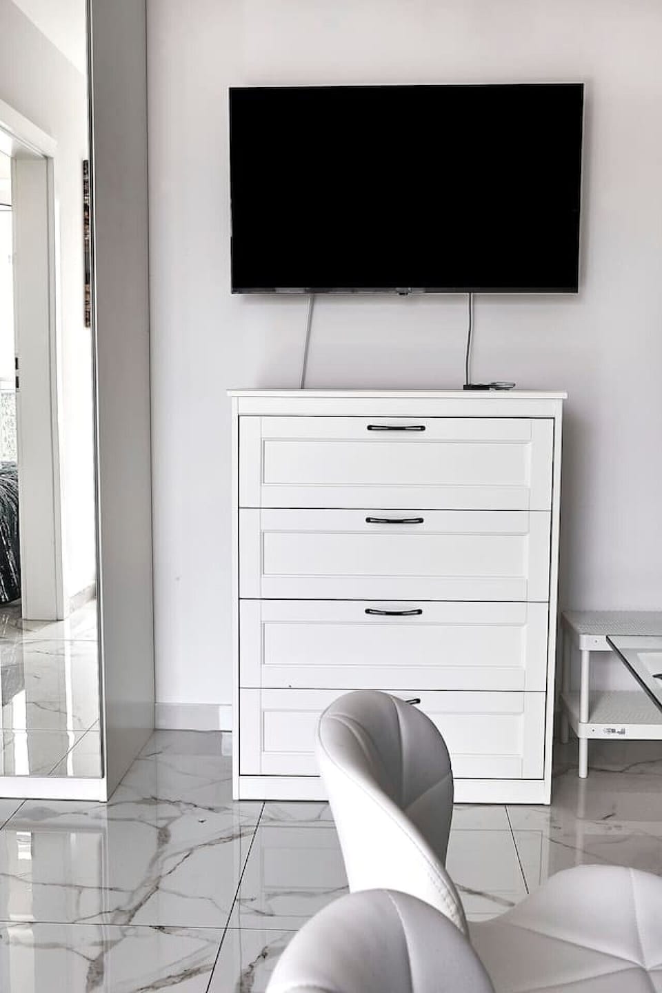 Living room with dining table and sofa bed - book now with Rentujemy.com