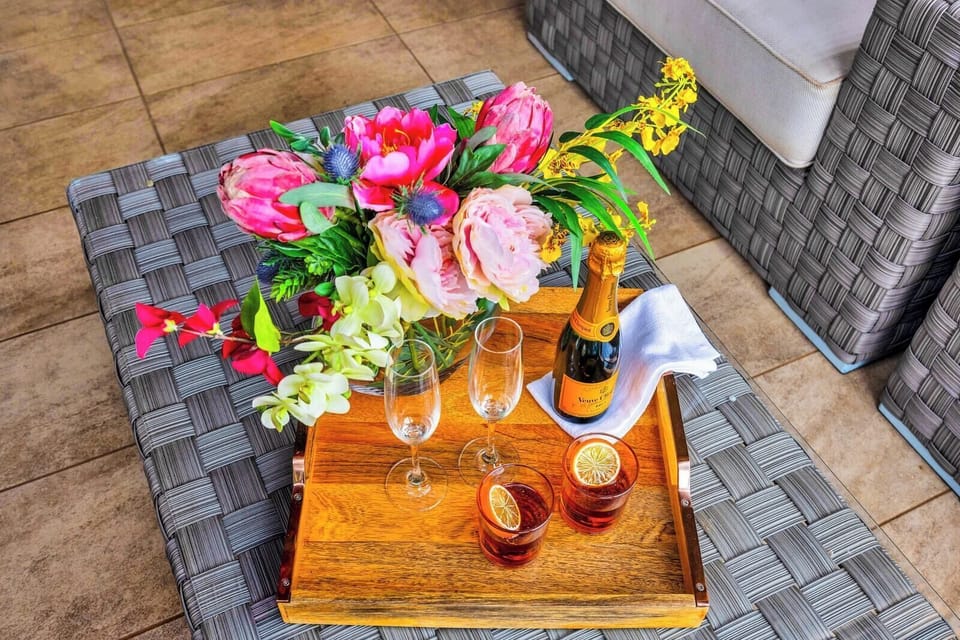 Start the evening with drinks and flowers in a relaxed island setting