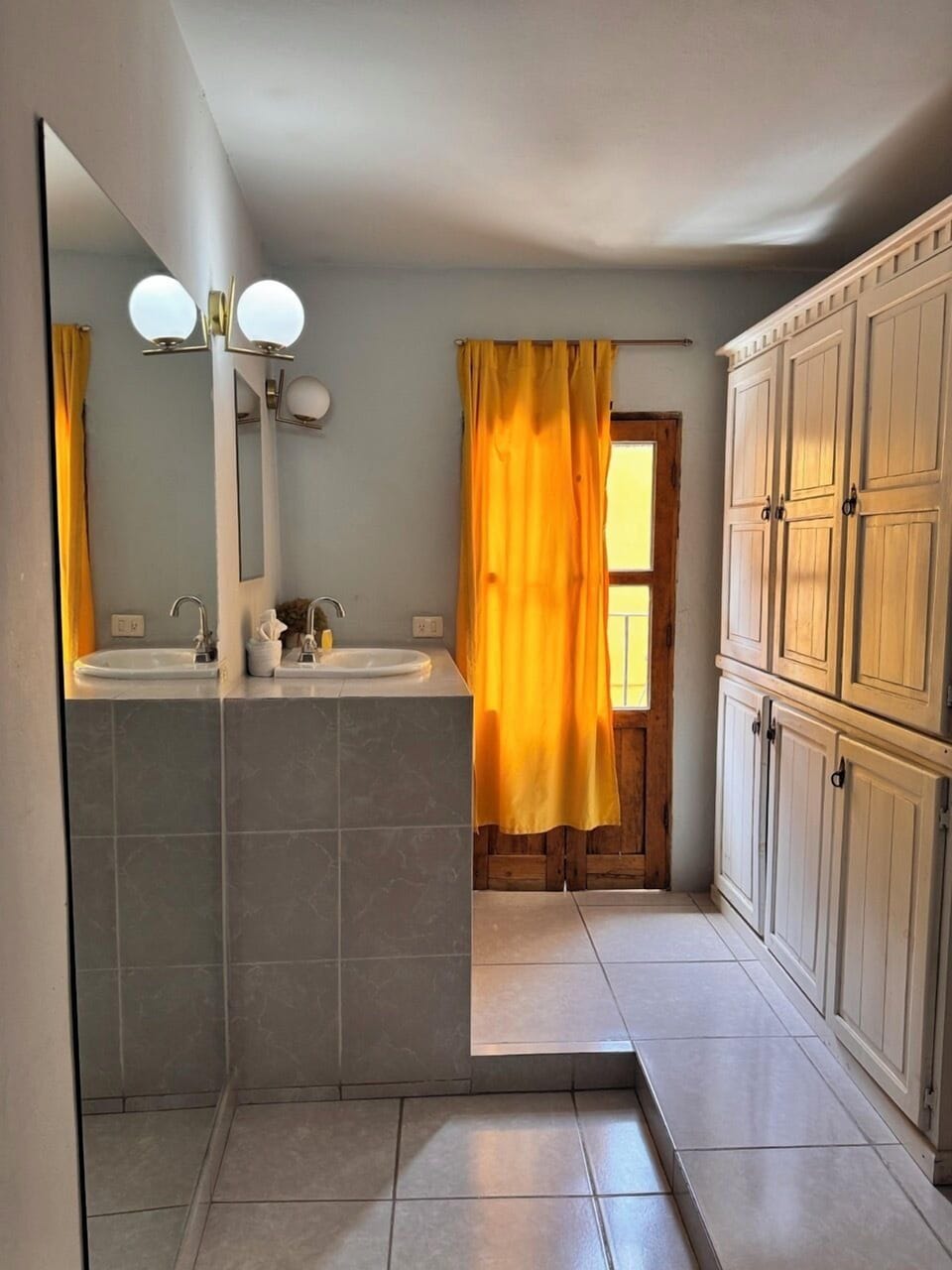 Junior Room, Balcony, City View | Bathroom | Towels, soap, shampoo, toilet paper
