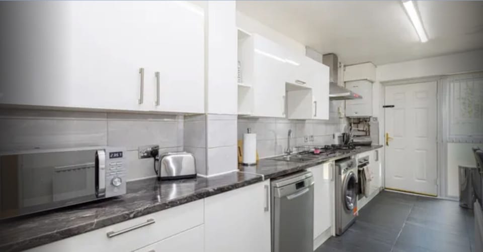 Fully fitted kitchen with washing machine/ oven/ stove/ dishwasher and cookware