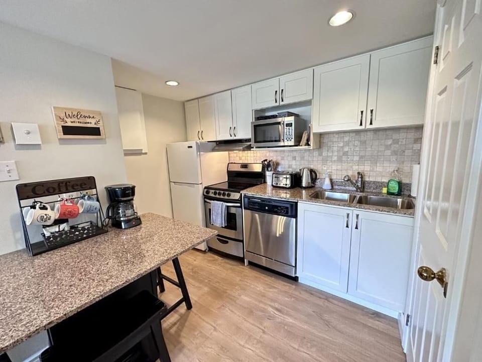 Standard Apartment, 1 Queen Bed with Sofa bed, Balcony, Mountain View | Private kitchen | Electric kettle, toaster