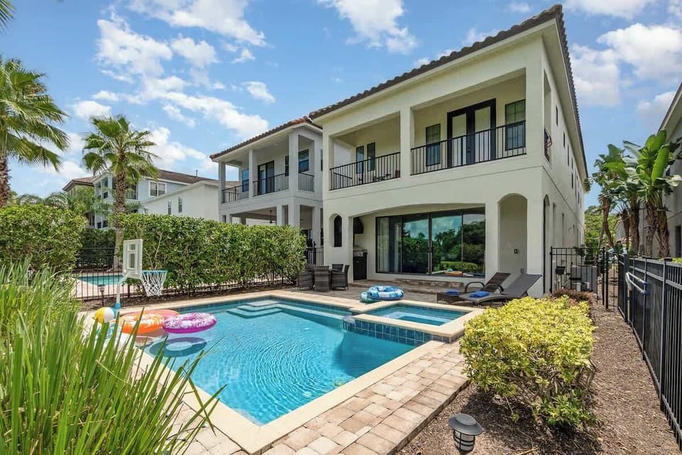 Enjoy this heated Private Pool. Beach towels provided.
