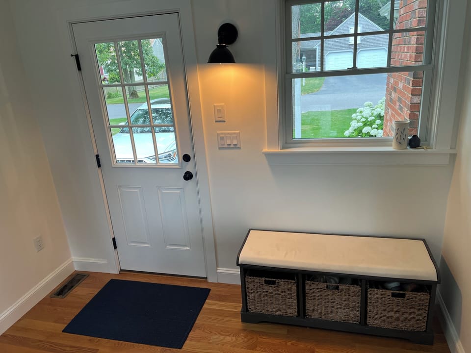 side door entrance, shoe bench