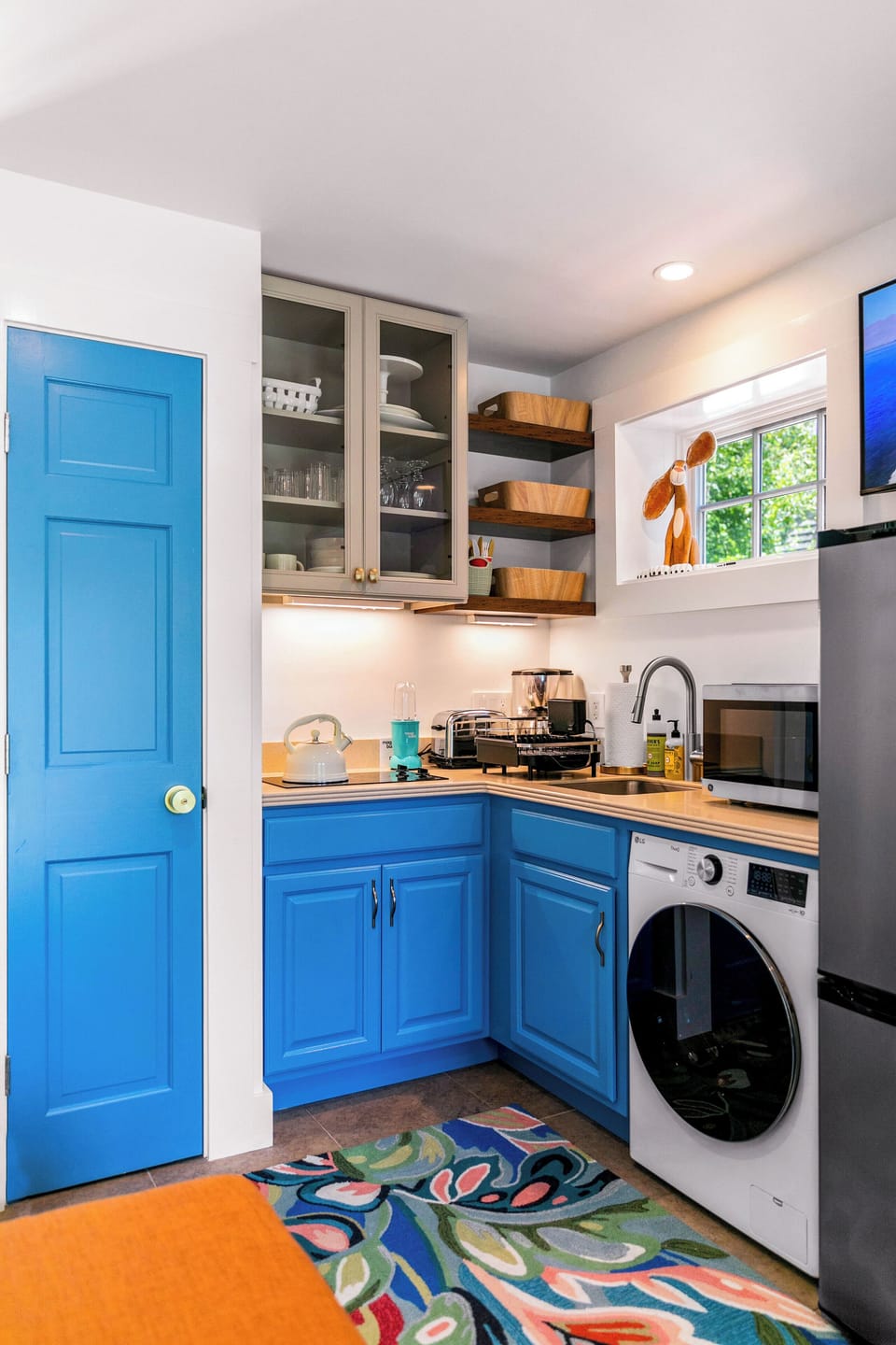 Small but mighty – Cooktop, microwave, fridge, and tools for easy cooking.