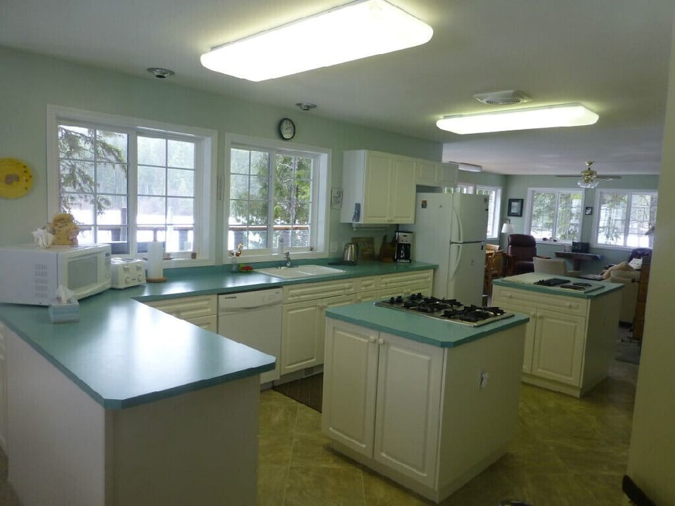 Fully equipped kitchen with both electric and gas cook top & electric wall oven