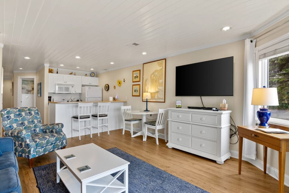 Coastal comfort with bright beachy vibes 🌅