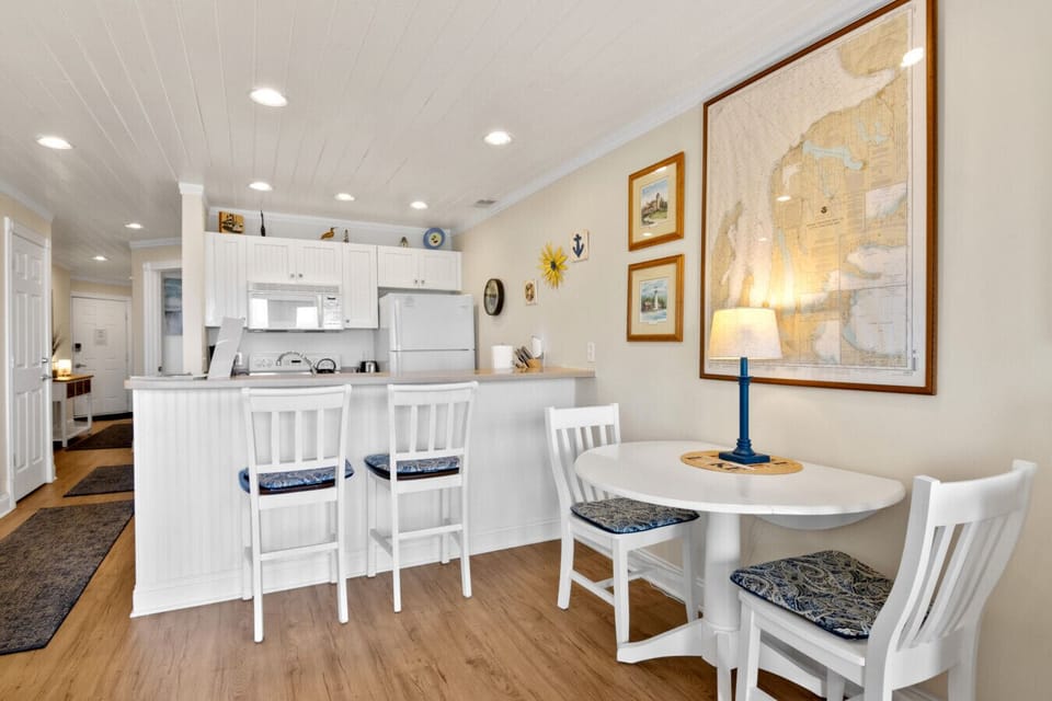 Coastal kitchen with a cozy dining space 🍽️