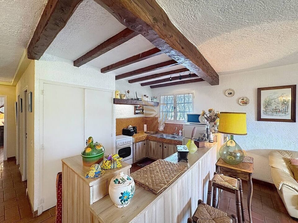 Cuisine authentique et fonctionnelle, ouverte sur l’espace de vie.