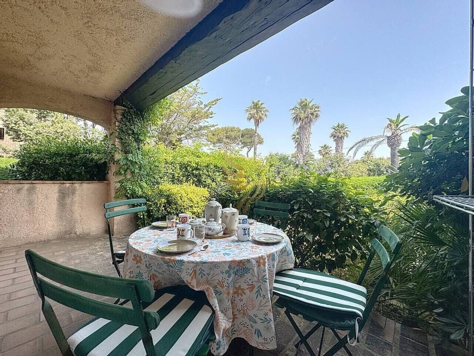 Moment de détente en terrasse, entouré de végétation méditerranéenne.