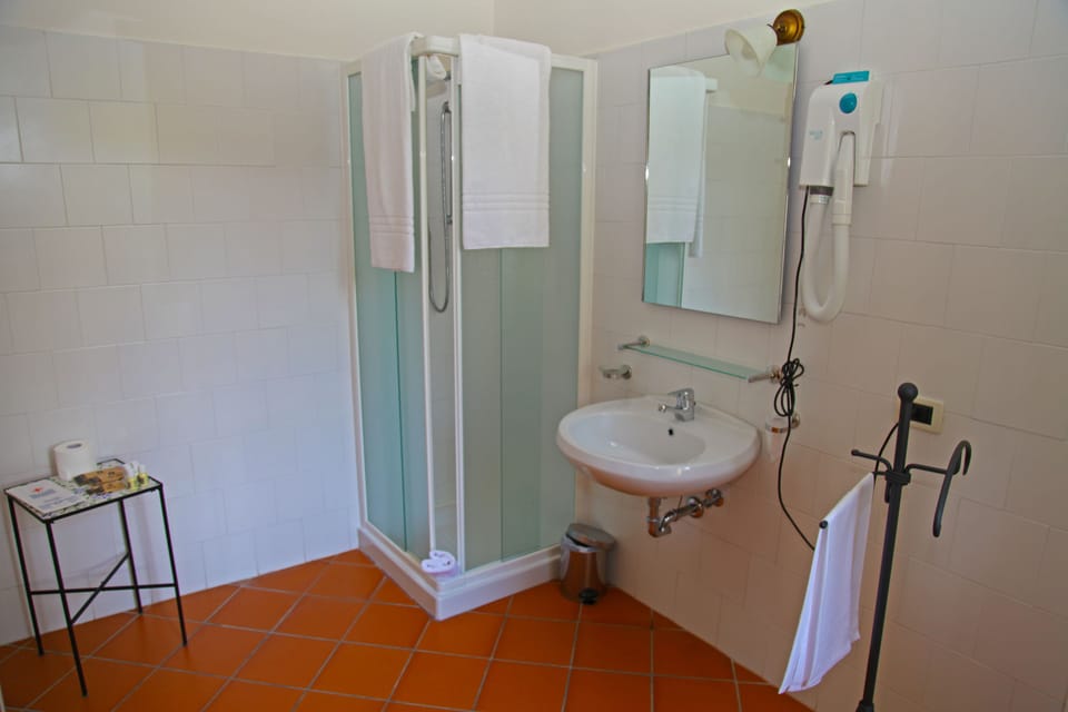 Shower, rainfall showerhead, free toiletries, hair dryer