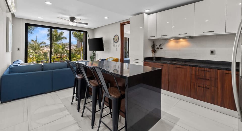 Casual Prep & Bar Area