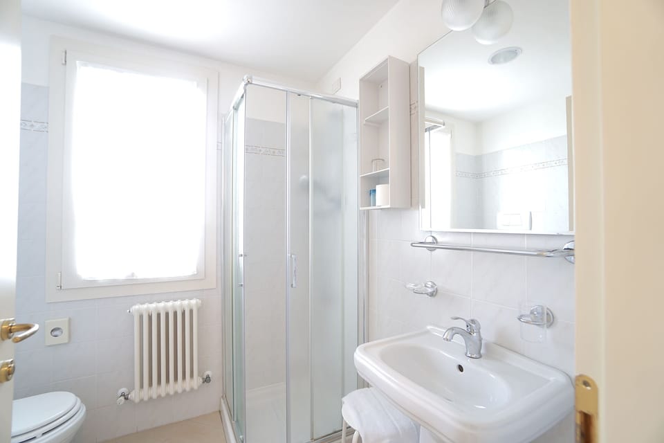 Superior Double Room, Balcony | Bathroom | Shower, free toiletries, hair dryer, bidet