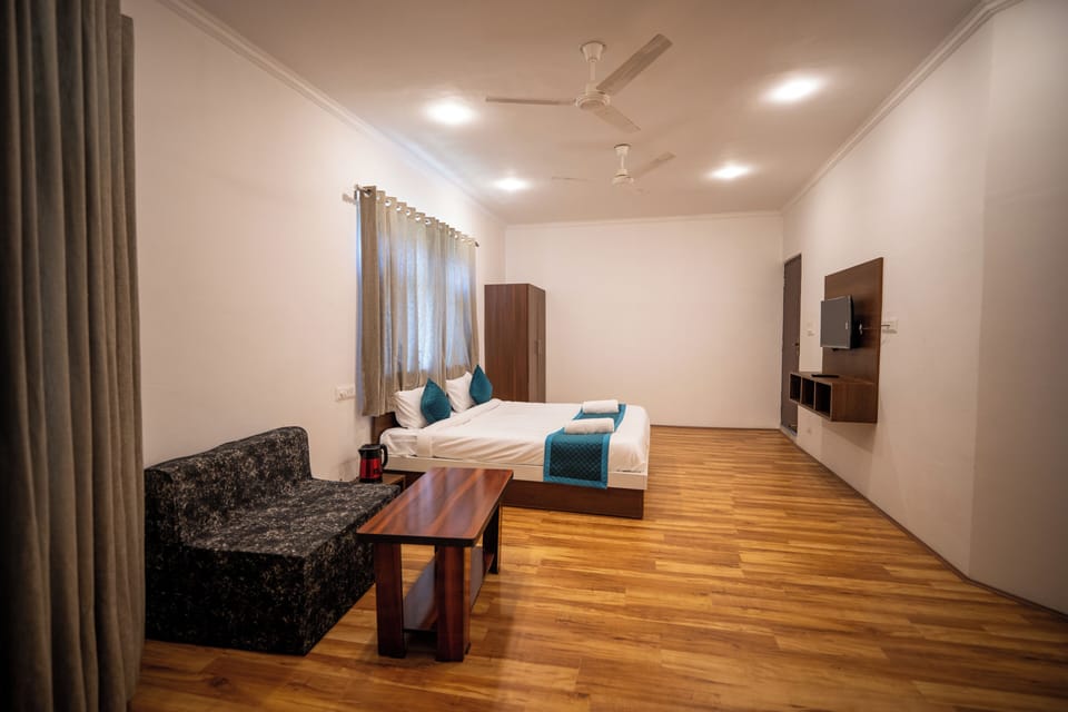 Deluxe Double Room | Iron/ironing board (on request), WiFi (free)