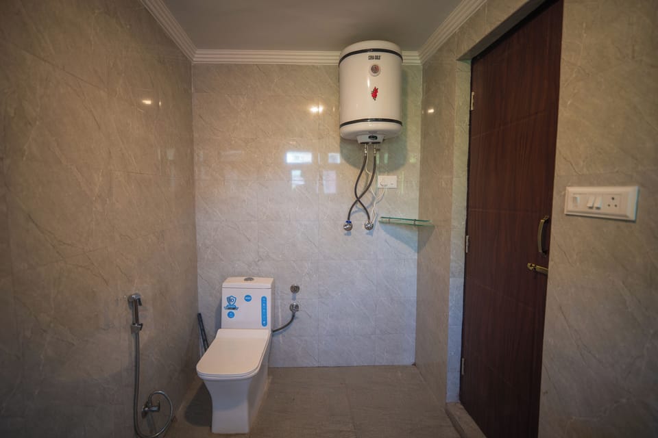 Deluxe Double Room | Bathroom | Shower, free toiletries, slippers, towels