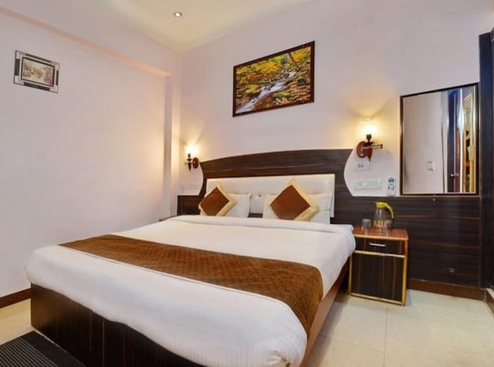 Deluxe Double Room | Iron/ironing board, free WiFi