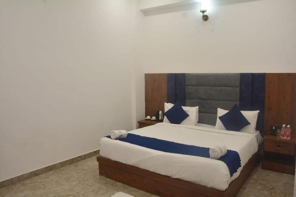 Deluxe Double Room | Iron/ironing board, free WiFi