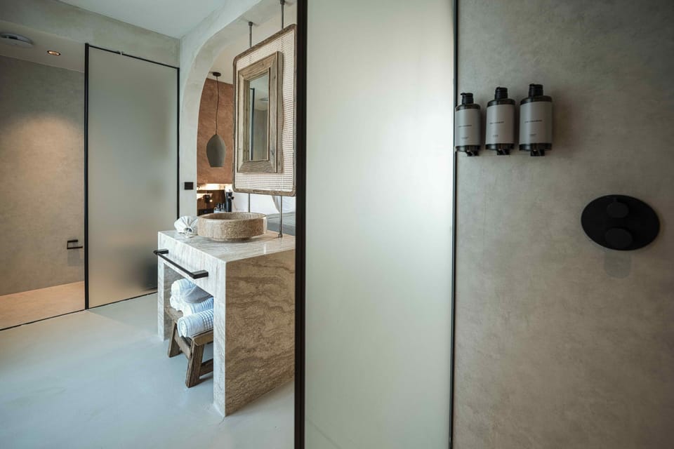 Deluxe Room, Garden View | Bathroom | Shower, hair dryer, slippers, towels
