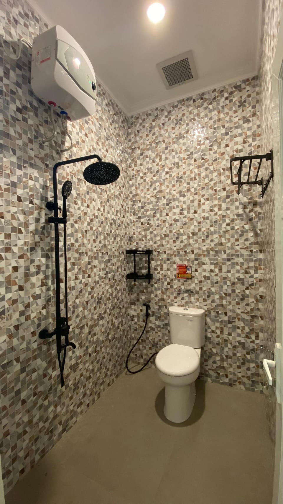 Superior Double or Twin Room | Bathroom | Shower, towels, soap, shampoo