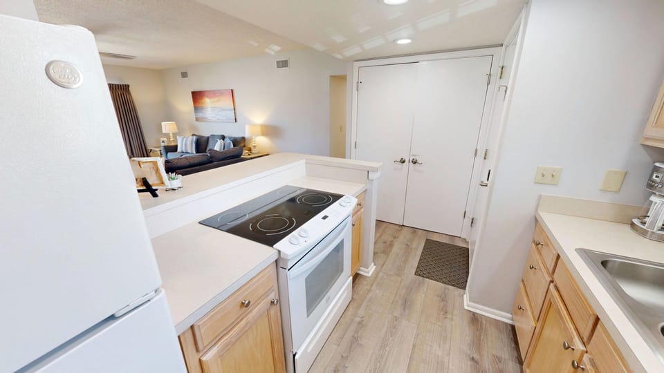Condo, 2 Bedrooms | Private kitchen | Fridge, oven, coffee/tea maker, toaster