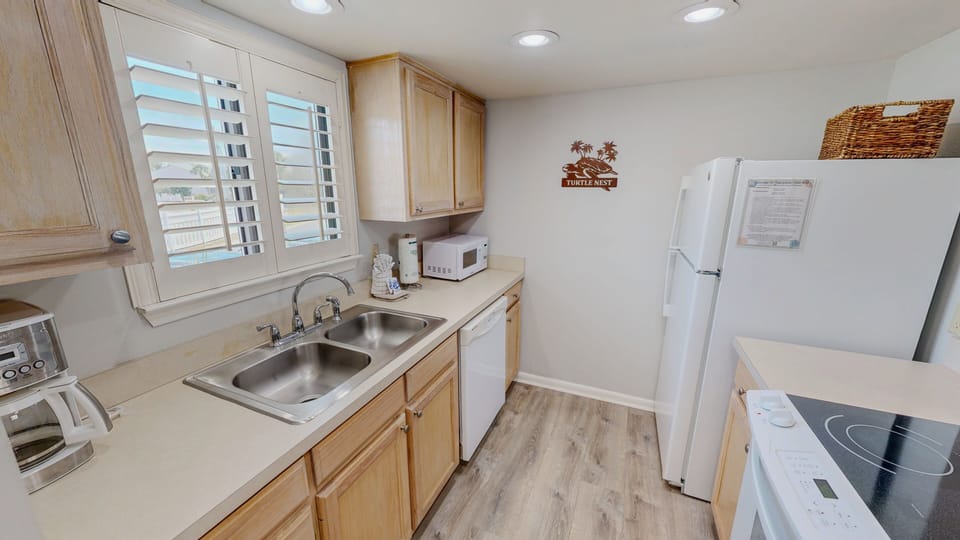 Condo, 2 Bedrooms | Private kitchen | Fridge, oven, coffee/tea maker, toaster