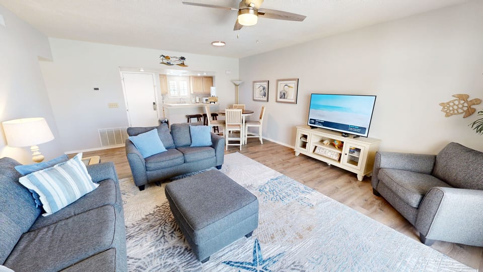 Condo, 2 Bedrooms | Living area
