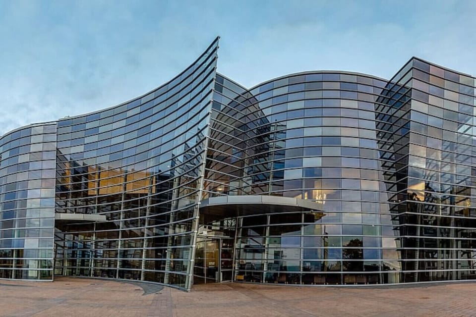 Christchurch Art Gallery (6 Minutes Drive)