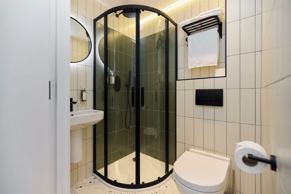 Double Room | Bathroom | Shower, free toiletries, hair dryer, towels
