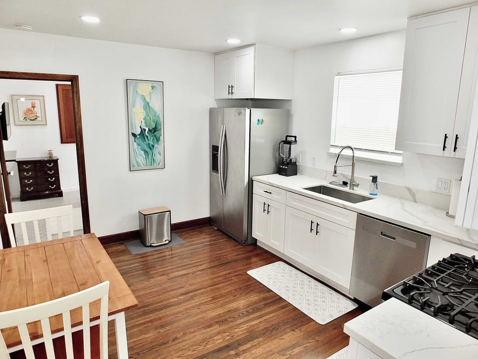 House, Multiple Beds, Patio, Garden View (Belmont Shore Cottage) | Private kitchen | Fridge, microwave