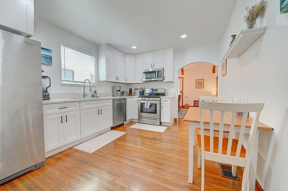 House, Multiple Beds, Patio, Garden View (Belmont Shore Cottage) | Private kitchen | Fridge, microwave