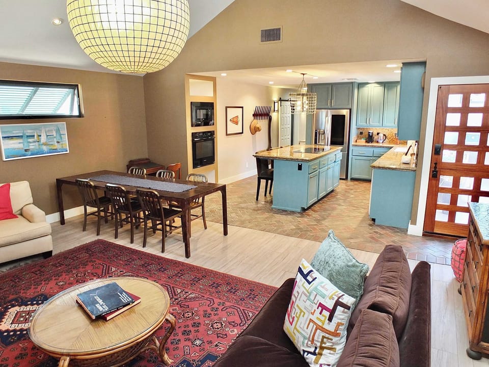 House, Multiple Beds, Patio (Naples Luxury 2BD ) | Living area | 42-inch flat-screen TV with digital channels