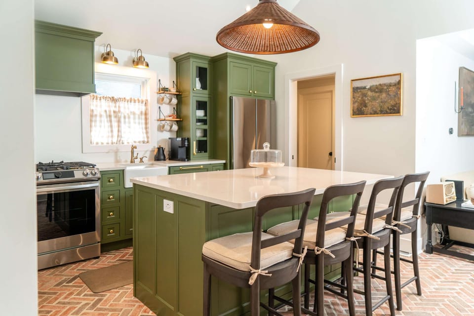 House, Multiple Beds, Patio, Garden View (Magnolia Manor) | Private kitchen | Fridge, microwave, oven, stovetop