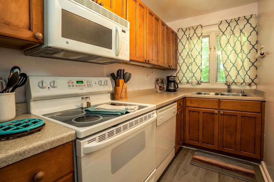 Condo, Multiple Beds, Patio, Garden View (Cozy Corner at Interlaken) | Private kitchen | Fridge, microwave, oven, stovetop