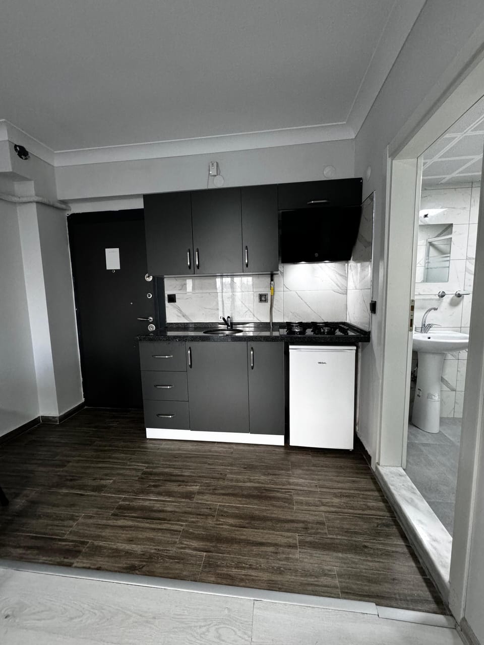 Deluxe Apartment, Balcony, Sea View | Private kitchen | Mini-fridge, stovetop, cookware/dishes/utensils