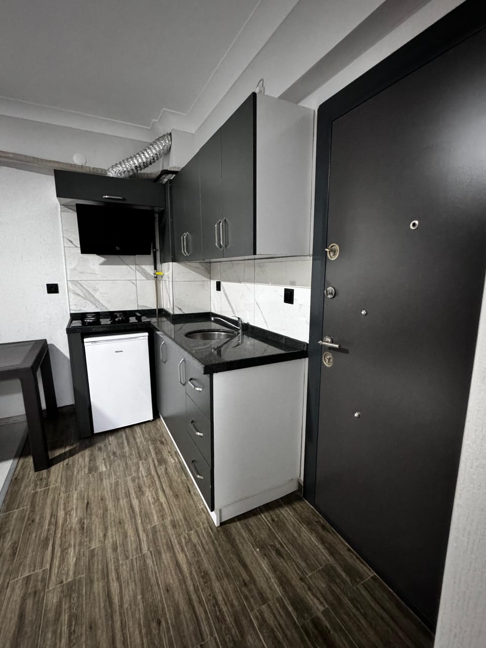 Deluxe Apartment, Balcony, Sea View | Private kitchen | Mini-fridge, stovetop, cookware/dishes/utensils