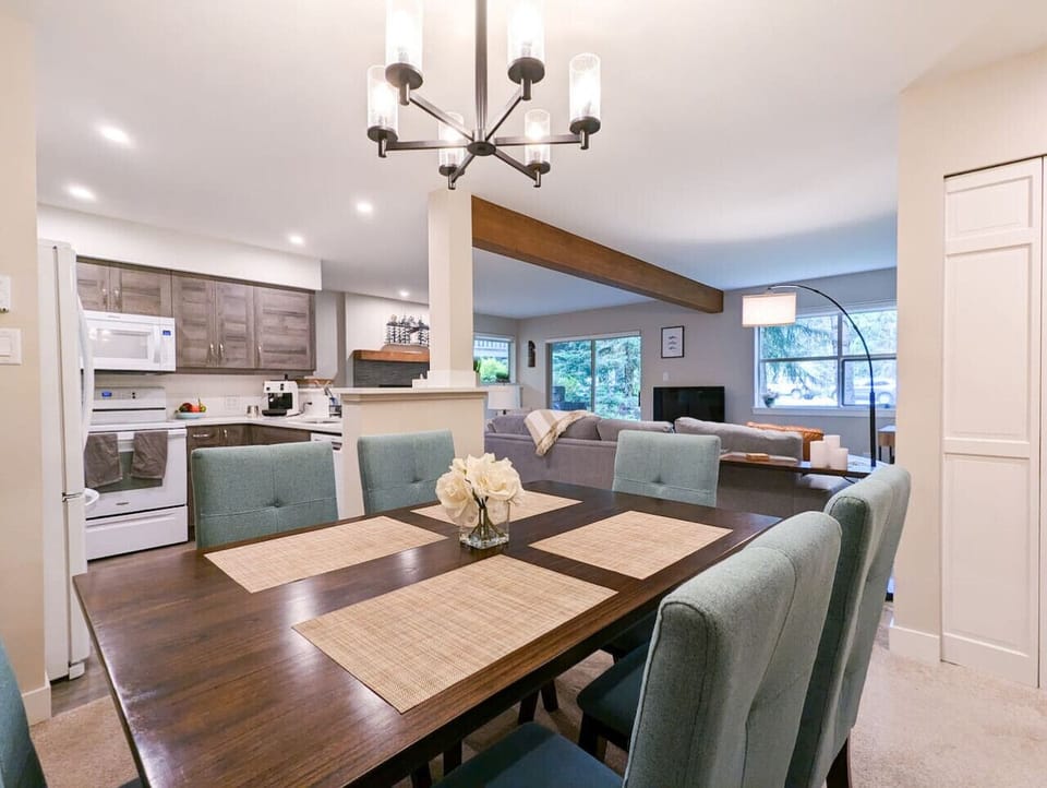 Dining room seats 6