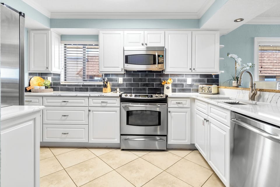 Clean & modern kitchen