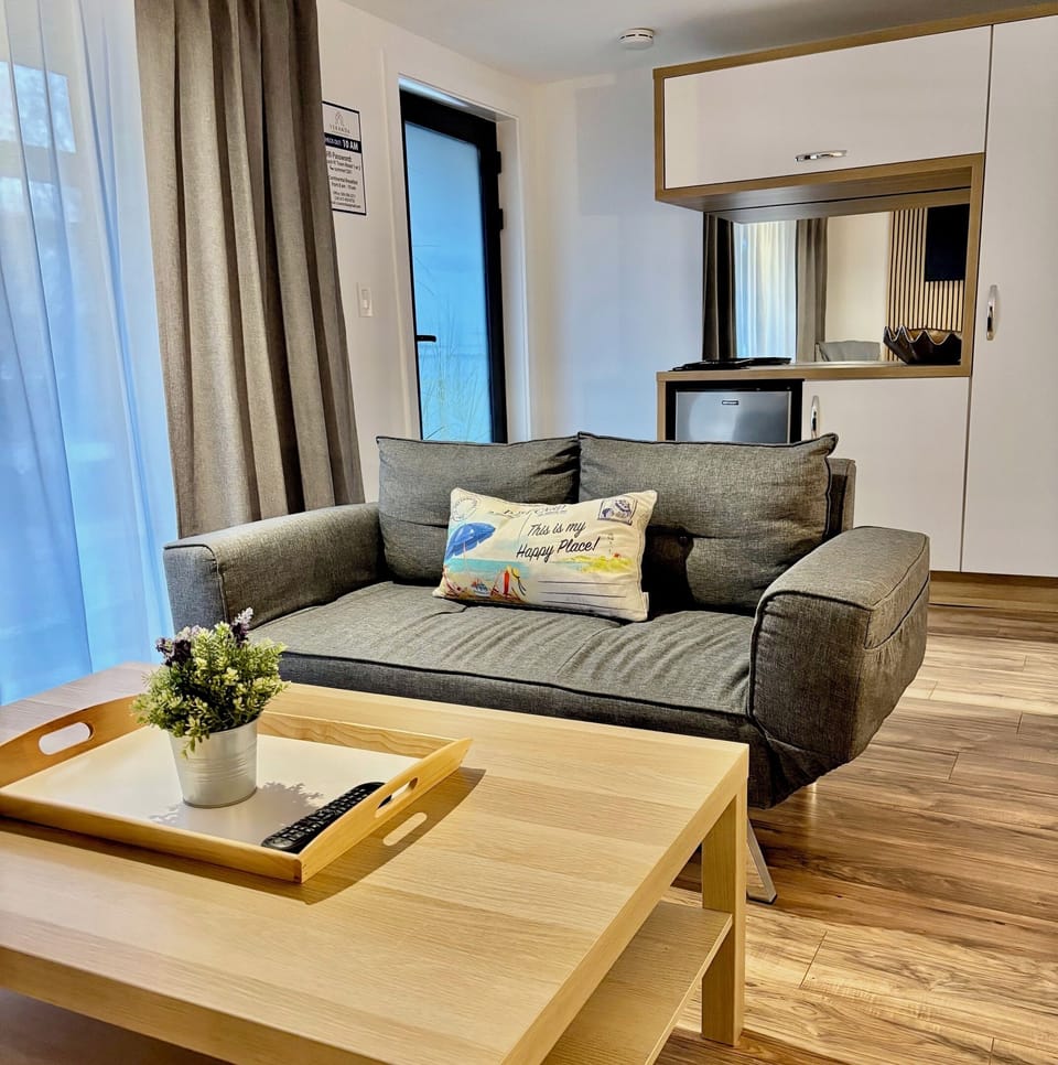 Deluxe Room, 1 King Bed | Blackout drapes, iron/ironing board (on request), WiFi (free)