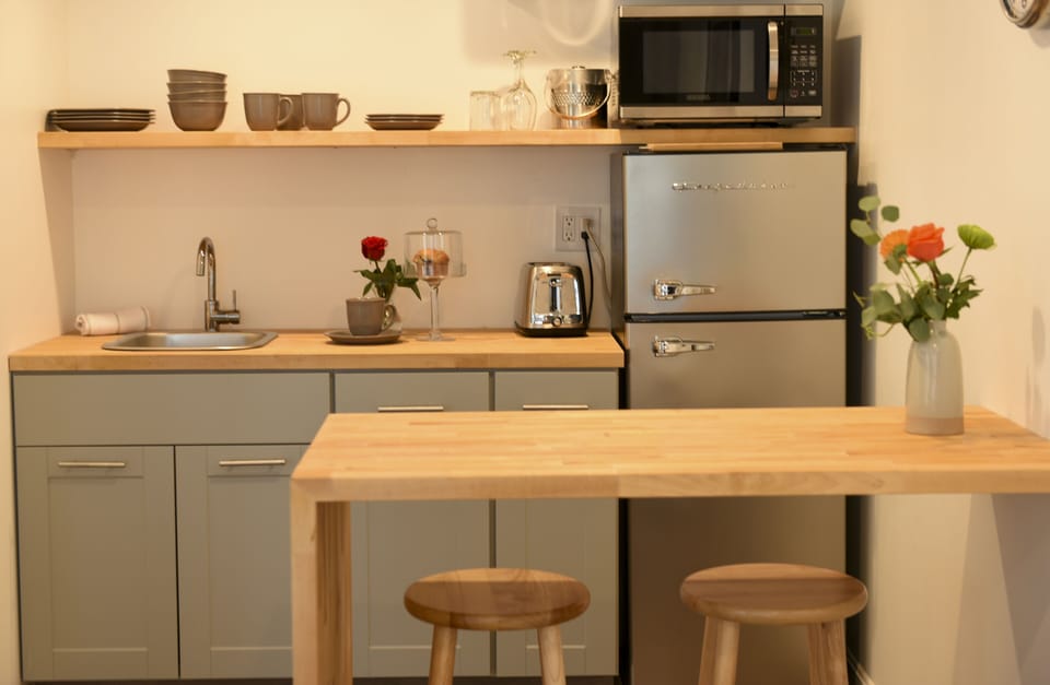 Comfort Room, 1 Queen Bed | Private kitchenette | Fridge