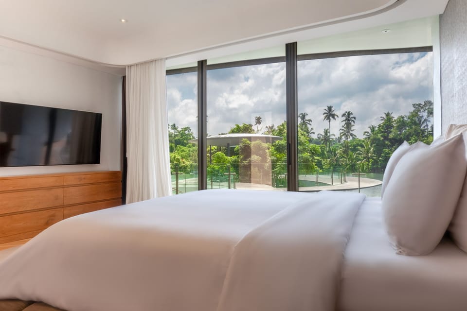 Family Penthouse | Free minibar, in-room safe, desk, laptop workspace