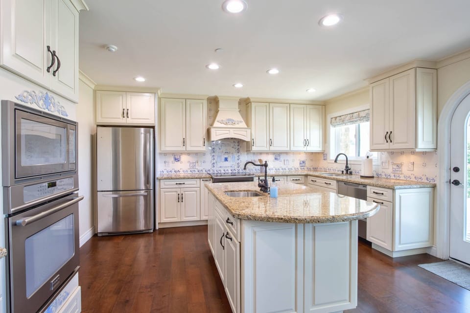 Full Kitchen Area with Oven and Mcirowave Oven