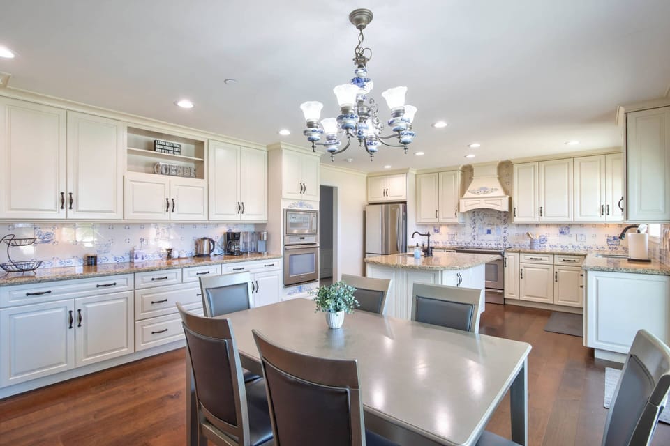 A little dining room next to the kitchen