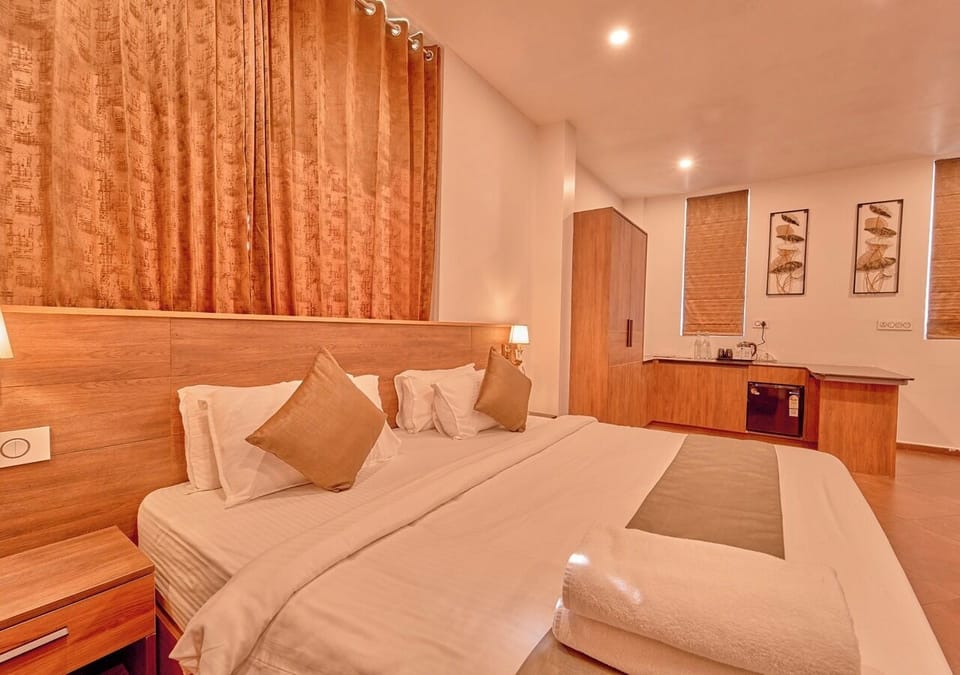 Suite, Balcony, Garden View | Laptop workspace, soundproofing, free WiFi, bed sheets
