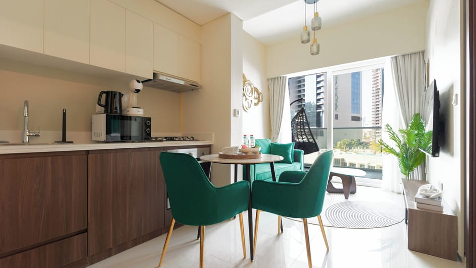 Deluxe Apartment, Balcony, Lake View | In-room dining