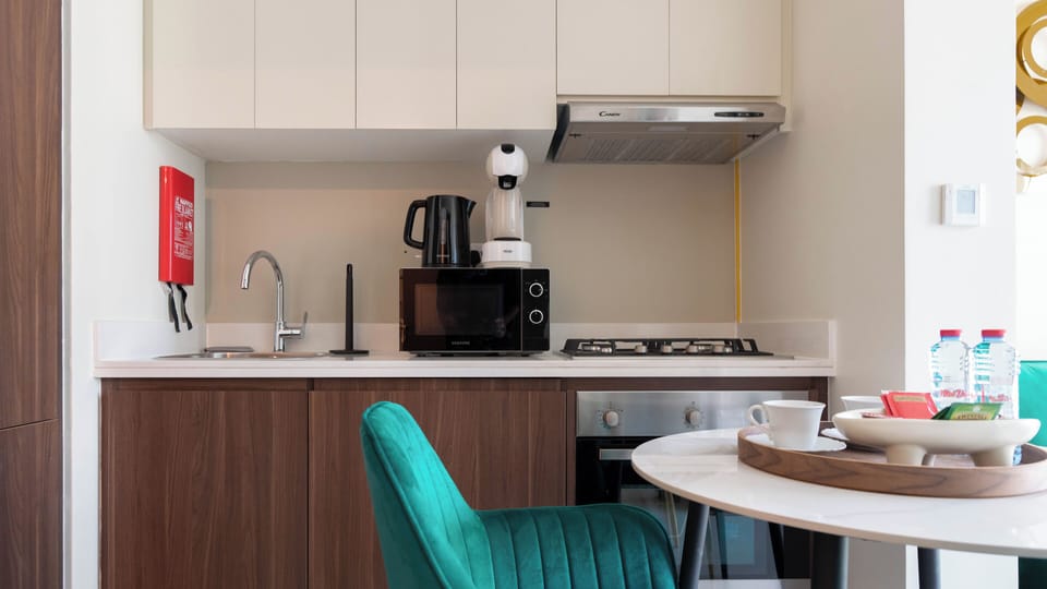 Deluxe Apartment, Balcony, Lake View | Private kitchen | Fridge, microwave, oven, stovetop
